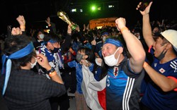 Fan vỡ òa sung sướng khi Nhật Bản tạo địa chấn, giành vé knock-out World Cup 2022
