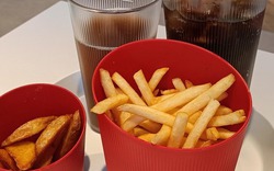 Pháp cấm dùng đồ đựng một lần, người dùng chật vật làm quen với bát sứ và cốc thủy tinh