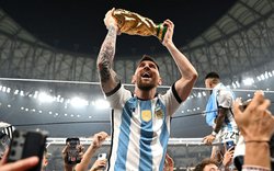 Câu chuyện đằng sau bức ảnh nâng cúp phá kỷ lục của Messi