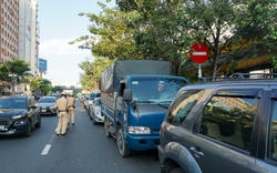 Ô tô nối đuôi nhau chờ đăng kiểm, CSGT được tăng cường để giảm ùn tắc cửa ngõ sân bay Tân Sơn Nhất