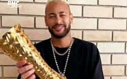 Neymar trao cúp vàng 