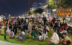 TP.HCM: Hàng nghìn người đổ về công viên Bến Bạch Đằng xem trình diễn ánh sáng bằng máy bay không người lái