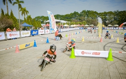 Cưng xỉu với hình ảnh 700 “tay đua nhí” so tài trong cuộc thi đua xe thăng bằng tại Hà Nội