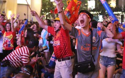 Ảnh: Người dân TP.HCM reo hò ăn mừng chiến thắng của tuyển Việt Nam trước Malaysia