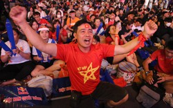 Người dân TP.HCM hào hứng cổ vũ đội tuyển Việt Nam, vỡ oà với bàn thắng của Tiến Linh