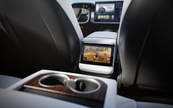 Tesla khởi đầu xu hướng mới, trang bị màn hình siêu lớn cho người ngồi sau