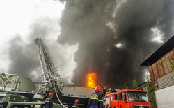 Cháy lớn tại khu công nghiệp, hơn 100 cảnh sát nỗ lực dập lửa