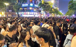 Cảnh tượng đông “ngộp thở” tại phố đi bộ Nguyễn Huệ tối 31/12, giới trẻ háo hức chờ countdown 2023