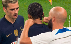 Hậu vệ tuyển Pháp đeo dây chuyền vào sân thi đấu hơn 40 phút