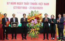 Chủ tịch Quốc hội Vương Đình Huệ thăm Bệnh viện Hữu nghị Việt Đức nhân ngày Thầy thuốc Việt Nam