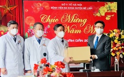 Phó Thủ tướng Vũ Đức Đam thăm, chúc mừng Bệnh viện Đa khoa huyện Mê Linh và Trạm y tế lưu động xã Chu Phan