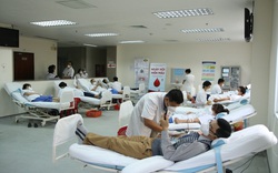Y bác sĩ tham gia hiến máu đáp ứng nhu cầu điều trị cho bệnh nhân sau Tết Âm lịch
