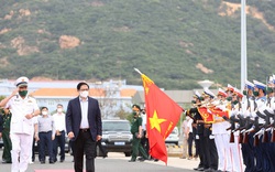 Thủ tướng dâng hương tưởng niệm chiến sĩ Gạc Ma, thăm Lữ đoàn Tàu ngầm và Vùng 4 Hải quân