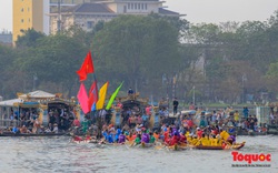 Người dân, du khách chen chân xem đua ghe trên sông Hương