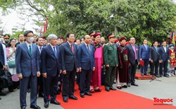 Chủ tịch nước Nguyễn Xuân Phúc dâng hương tưởng niệm các Vua Hùng