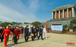 Đoàn già làng, trưởng bản, nghệ nhân tiêu biểu dâng hương, báo công vào Lăng viếng Chủ tịch Hồ Chí Minh