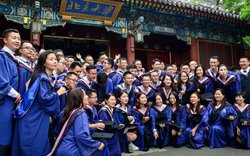 Sinh viên Trung Quốc tốt nghiệp: Trăn trở tìm việc làm, xoay sở trang trải cuộc sống