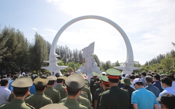 Đoàn công tác số 7 đi thăm Quần đảo Trường Sa, nhà giàn DK1 dâng hương, hoa tại Đài tưởng niệm các chiến sĩ Gạc Ma