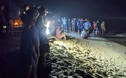 Tặng bằng khen cho 2 người dân dũng cảm cứu nhóm học sinh bị sóng cuốn khi tắm biển