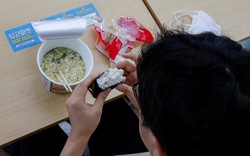 Dân công sở Hàn Quốc ăn trưa ở cửa hàng tiện lợi vì lạm phát leo thang
