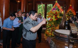 Thủ tướng dâng hương tưởng niệm Chủ tịch Hồ Chí Minh, tri ân anh hùng, liệt sĩ tại Nghệ An