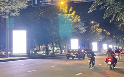 TP.HCM: Ẩn họa từ những bảng quảng cáo màn hình LED “chớp nháy” dọc dải phân cách đường Trường Sơn