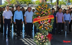 Bộ trưởng Bộ VHTTDL Nguyễn Văn Hùng dâng hương tri ân các liệt sỹ và tặng quà cho các cựu TNXP Quảng Trị