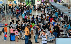 Sân bay Nội Bài quá tải, tắc từ bãi đỗ xe đến cửa an ninh