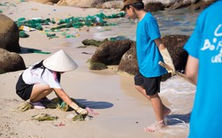Người phụ nữ Hà Nội cùng con bỏ phố về biển dọn rác, thành lập nhóm tình nguyện ‘khoác màu áo mới’ cho biển
