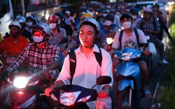 Hà Nội: Đường gom đại lộ Thăng Long tắc cứng vào giờ cao điểm, người dân mệt mỏi khi đi vài trăm mét mất cả tiếng đồng hồ