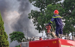 Hà Nội: Cháy lớn tại kho xưởng một công ty ở Ninh Hiệp, các chiến sĩ PCCC nỗ lực dập lửa