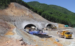 Nhộn nhịp đại công trường đào hầm xuyên núi Thần Vũ để làm cao tốc Bắc - Nam