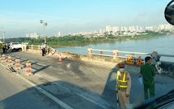 Hà Nội: Xe tải đâm đổ lan can trên cầu Thanh Trì, lao xuống sông 