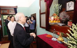 Tổng Bí thư Nguyễn Phú Trọng dâng hương tưởng niệm Chủ tịch Hồ Chí Minh tại Nhà 67