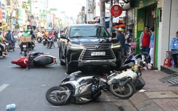 TP.HCM: Ô tô Lexus tông hàng loạt xe máy, nhiều người nhập viện