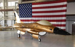 Câu chuyện về chiếc máy bay F-16 xuất hiện với màu sơn khác lạ ở Mỹ