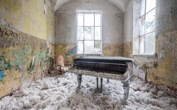 Dành hơn 10 năm đi tìm những chiếc đàn piano bị lãng quên, nhiếp ảnh gia thu được những bức ảnh nghệ thuật đẹp nao lòng