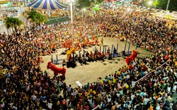 Hàng nghìn người chen chân xem múa lân, chợ đêm Đà Nẵng ken kín lối