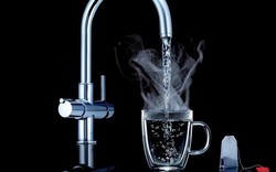 Thói quen uống nước nóng pha với nước lạnh sẽ gây hại nếu bạn không nắm rõ 3 điều này