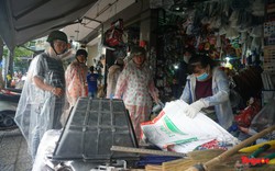 Người dân hối hả mua vật dụng chèn chống nhà cửa trước khi bão Noru đổ bộ