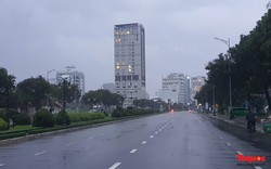 Bão Noru: Đường phố Đà Nẵng vắng bóng người, bắt đầu sóng to gió lớn