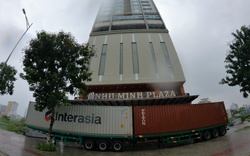 Ảnh: Người Đà Nẵng chi tiền triệu thuê xe container chặn trước nhà để chắn bão 