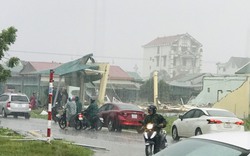 Lốc xoáy làm nhiều nhà tốc mái ở Quảng Trị; Quảng Bình cấm biển, đóng cửa cảng hàng không Đồng Hới