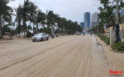 Đà Nẵng: Cát tràn lên tuyến đường ven biển 