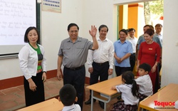 Thủ tướng Phạm Minh Chính thăm giáo viên, học sinh huyện Yên Lập trước thềm năm học mới