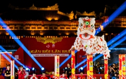 Hàng nghìn người dân, du khách đổ về quảng trường Ngọ Môn xem Ngày hội Lân Huế