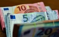 Lần đầu tiên trong 20 năm, Euro giảm xuống còn 0,99 USD