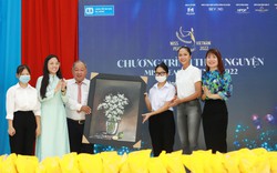 Hoa hậu H’Hen Niê tặng quà làng trẻ SOS Đà Nẵng dịp Trung thu