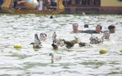 Hàng chục người rẽ nước bắt vịt tại lễ hội làng Triều Khúc
