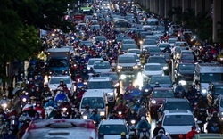 Ảnh: Đường phố Hà Nội ùn tắc nghiêm trọng sau cơn mưa buổi chiều, người dân chôn chân trên đường về nhà